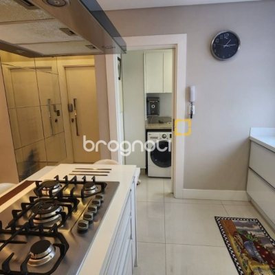 Apartamento com 102m², 3 quartos (sendo 1 suíte), 2 garagens, no bairro Estreito em Florianópolis