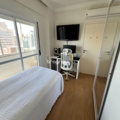 Apartamento com 104m², 3 quartos (sendo 1 suíte), 2 garagens, no bairro Centro em Florianópolis
