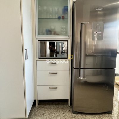 Apartamento com 104m², 3 quartos (sendo 1 suíte), 2 garagens, no bairro Centro em Florianópolis