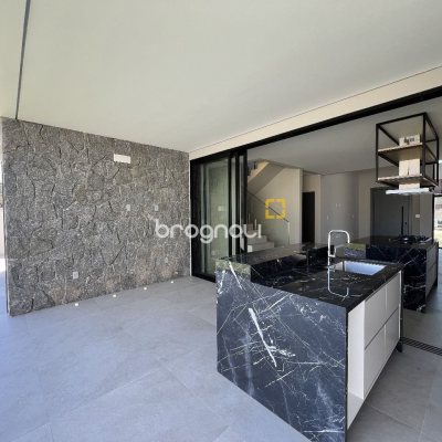 Casa de Condomínio com 261m², 4 quartos (sendo 4 suítes), 4 garagens, no bairro Rio Vermelho em Florianópolis