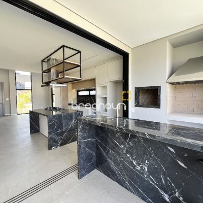 Casa de Condomínio com 261m², 4 quartos (sendo 4 suítes), 4 garagens, no bairro Rio Vermelho em Florianópolis