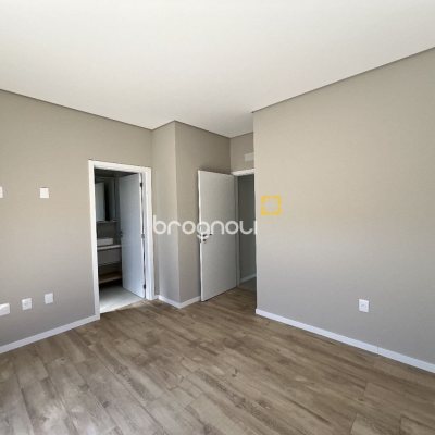 Casa de Condomínio com 261m², 4 quartos (sendo 4 suítes), 4 garagens, no bairro Rio Vermelho em Florianópolis