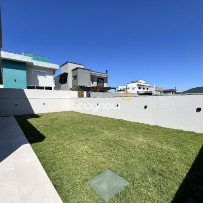 Casa de Condomínio com 261m², 4 quartos (sendo 4 suítes), 4 garagens, no bairro Rio Vermelho em Florianópolis