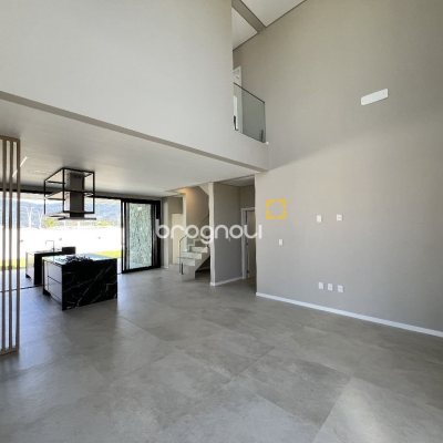 Casa de Condomínio com 261m², 4 quartos (sendo 4 suítes), 4 garagens, no bairro Rio Vermelho em Florianópolis