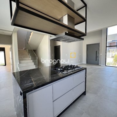 Casa de Condomínio com 261m², 4 quartos (sendo 4 suítes), 4 garagens, no bairro Rio Vermelho em Florianópolis