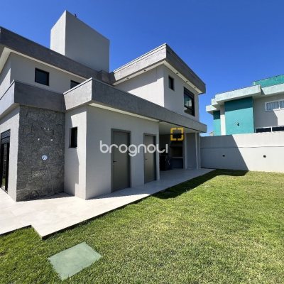 Casa de Condomínio com 261m², 4 quartos (sendo 4 suítes), 4 garagens, no bairro Rio Vermelho em Florianópolis