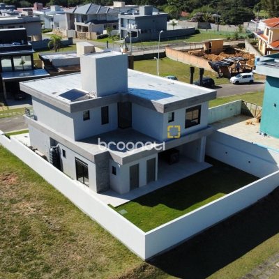 Casa de Condomínio com 261m², 4 quartos (sendo 4 suítes), 4 garagens, no bairro Rio Vermelho em Florianópolis