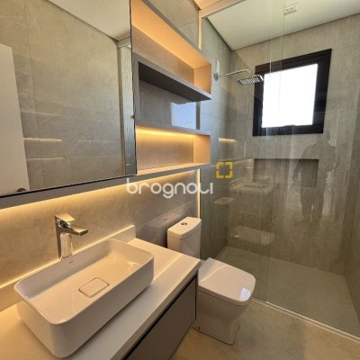 Casa de Condomínio com 261m², 4 quartos (sendo 4 suítes), 4 garagens, no bairro Rio Vermelho em Florianópolis