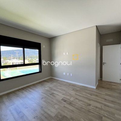 Casa de Condomínio com 261m², 4 quartos (sendo 4 suítes), 4 garagens, no bairro Rio Vermelho em Florianópolis