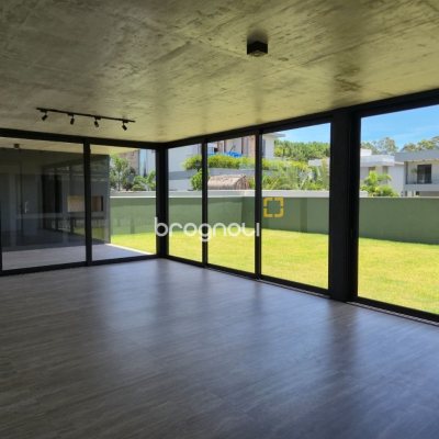Casa de Condomínio com 317m², 4 quartos (sendo 4 suítes), 6 garagens, no bairro Rio Vermelho em Florianópolis
