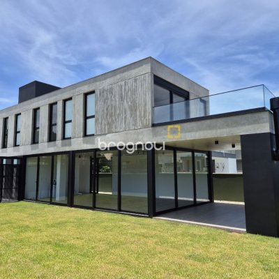 Casa de Condomínio com 317m², 4 quartos (sendo 4 suítes), 6 garagens, no bairro Rio Vermelho em Florianópolis