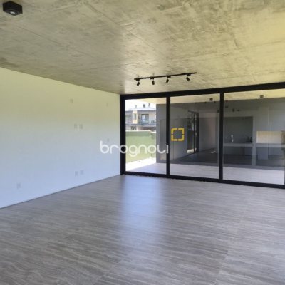Casa de Condomínio com 317m², 4 quartos (sendo 4 suítes), 6 garagens, no bairro Rio Vermelho em Florianópolis