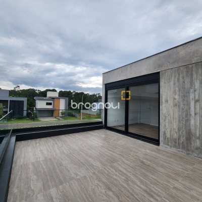 Casa de Condomínio com 317m², 4 quartos (sendo 4 suítes), 6 garagens, no bairro Rio Vermelho em Florianópolis