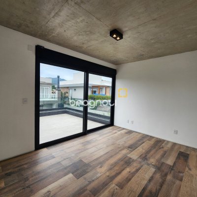 Casa de Condomínio com 317m², 4 quartos (sendo 4 suítes), 6 garagens, no bairro Rio Vermelho em Florianópolis
