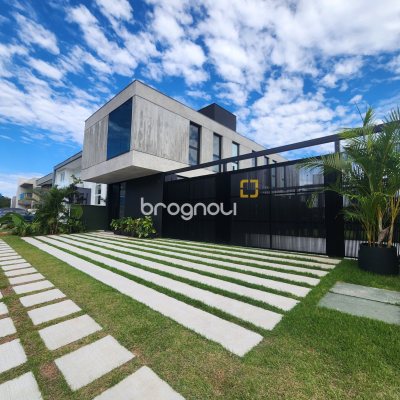 Casa de Condomínio com 317m², 4 quartos (sendo 4 suítes), 6 garagens, no bairro Rio Vermelho em Florianópolis