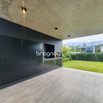 Casa de Condomínio com 317m², 4 quartos (sendo 4 suítes), 6 garagens, no bairro Rio Vermelho em Florianópolis