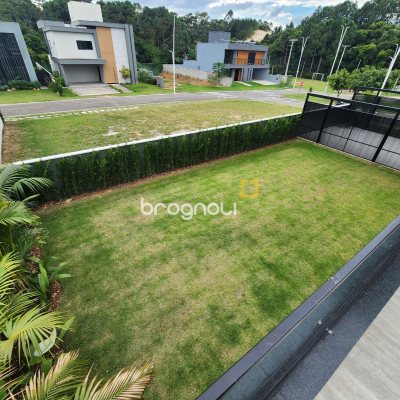 Casa de Condomínio com 317m², 4 quartos (sendo 4 suítes), 6 garagens, no bairro Rio Vermelho em Florianópolis