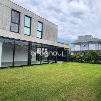 Casa de Condomínio com 317m², 4 quartos (sendo 4 suítes), 6 garagens, no bairro Rio Vermelho em Florianópolis