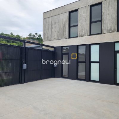 Casa de Condomínio com 317m², 4 quartos (sendo 4 suítes), 6 garagens, no bairro Rio Vermelho em Florianópolis