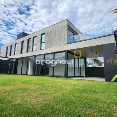 Casa de Condomínio com 317m², 4 quartos (sendo 4 suítes), 6 garagens, no bairro Rio Vermelho em Florianópolis