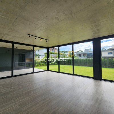 Casa de Condomínio com 317m², 4 quartos (sendo 4 suítes), 6 garagens, no bairro Rio Vermelho em Florianópolis