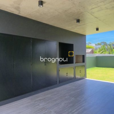 Casa de Condomínio com 317m², 4 quartos (sendo 4 suítes), 6 garagens, no bairro Rio Vermelho em Florianópolis
