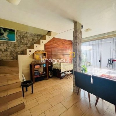 Casa com 70m², 3 quartos (sendo 1 suíte), 1 garagem, no bairro Forquilhas em São José