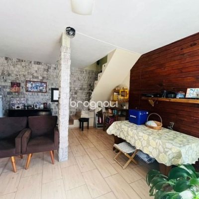 Casa com 70m², 3 quartos (sendo 1 suíte), 1 garagem, no bairro Forquilhas em São José