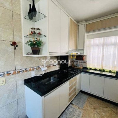 Casa com 70m², 3 quartos (sendo 1 suíte), 1 garagem, no bairro Forquilhas em São José