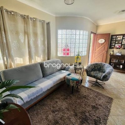 Casa com 70m², 3 quartos (sendo 1 suíte), 1 garagem, no bairro Forquilhas em São José
