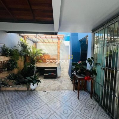Casa com 70m², 3 quartos (sendo 1 suíte), 1 garagem, no bairro Forquilhas em São José