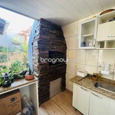 Casa com 70m², 3 quartos (sendo 1 suíte), 1 garagem, no bairro Forquilhas em São José