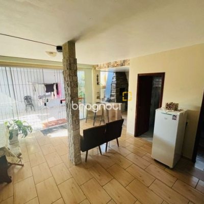 Casa com 70m², 3 quartos (sendo 1 suíte), 1 garagem, no bairro Forquilhas em São José