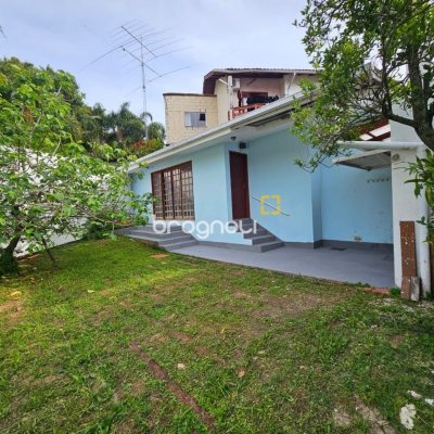Casa com 249m², 4 quartos (sendo 1 suíte), 4 garagens, no bairro Itaguaçu em Florianópolis