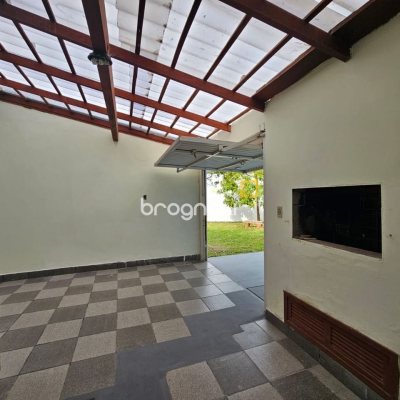 Casa com 249m², 4 quartos (sendo 1 suíte), 4 garagens, no bairro Itaguaçu em Florianópolis
