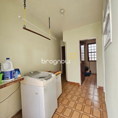 Casa com 249m², 4 quartos (sendo 1 suíte), 4 garagens, no bairro Itaguaçu em Florianópolis