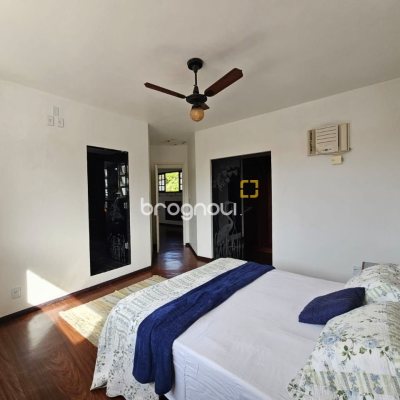 Casa com 249m², 4 quartos (sendo 1 suíte), 4 garagens, no bairro Itaguaçu em Florianópolis
