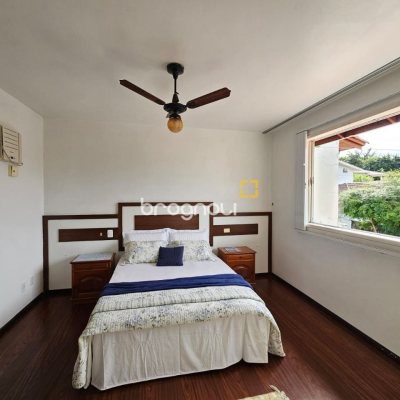 Casa com 249m², 4 quartos (sendo 1 suíte), 4 garagens, no bairro Itaguaçu em Florianópolis