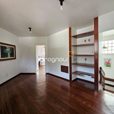 Casa com 249m², 4 quartos (sendo 1 suíte), 4 garagens, no bairro Itaguaçu em Florianópolis
