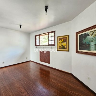 Casa com 249m², 4 quartos (sendo 1 suíte), 4 garagens, no bairro Itaguaçu em Florianópolis