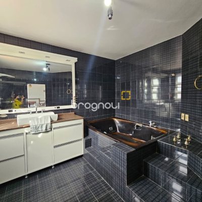 Casa com 249m², 4 quartos (sendo 1 suíte), 4 garagens, no bairro Itaguaçu em Florianópolis
