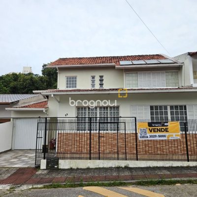 Casa com 249m², 4 quartos (sendo 1 suíte), 4 garagens, no bairro Itaguaçu em Florianópolis