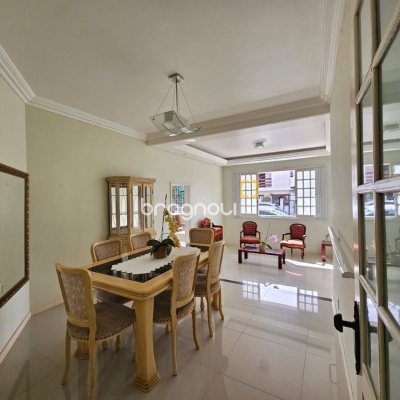 Casa com 249m², 4 quartos (sendo 1 suíte), 4 garagens, no bairro Itaguaçu em Florianópolis