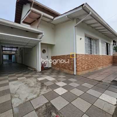 Casa com 249m², 4 quartos (sendo 1 suíte), 4 garagens, no bairro Itaguaçu em Florianópolis