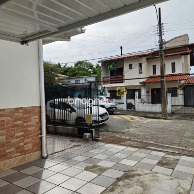 Casa com 249m², 4 quartos (sendo 1 suíte), 4 garagens, no bairro Itaguaçu em Florianópolis