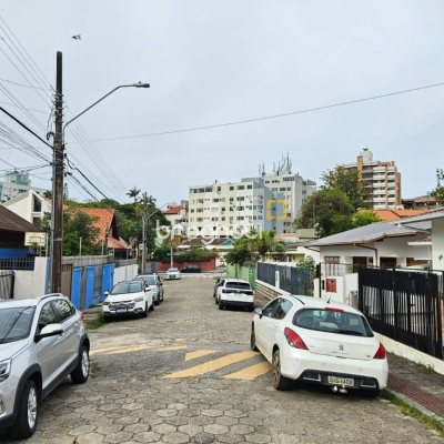 Casa com 249m², 4 quartos (sendo 1 suíte), 4 garagens, no bairro Itaguaçu em Florianópolis