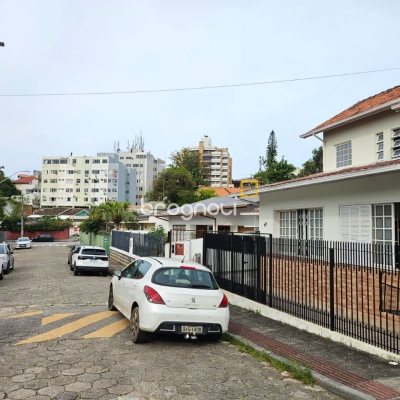Casa com 249m², 4 quartos (sendo 1 suíte), 4 garagens, no bairro Itaguaçu em Florianópolis