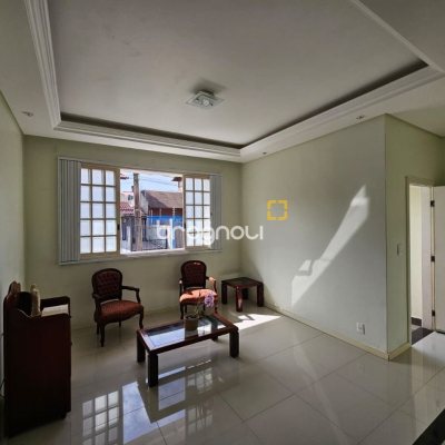 Casa com 249m², 4 quartos (sendo 1 suíte), 4 garagens, no bairro Itaguaçu em Florianópolis