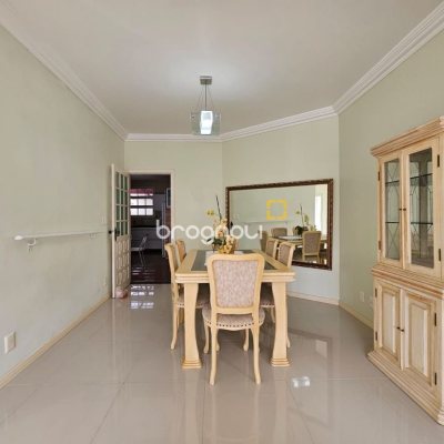 Casa com 249m², 4 quartos (sendo 1 suíte), 4 garagens, no bairro Itaguaçu em Florianópolis