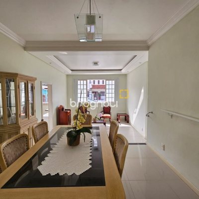Casa com 249m², 4 quartos (sendo 1 suíte), 4 garagens, no bairro Itaguaçu em Florianópolis